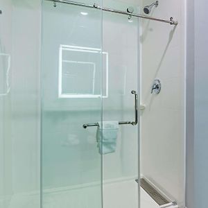 Queen Room Mobility or hearing accessible