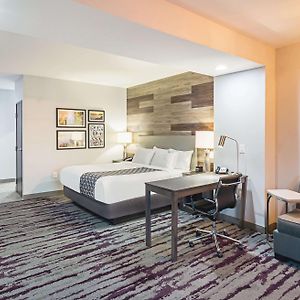 Deluxe  King Room Mobility or hearing accessible